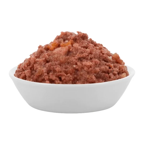 Karma mokra Lucky Lou Adult w misce, widoczne kawałki mięsa i dyni