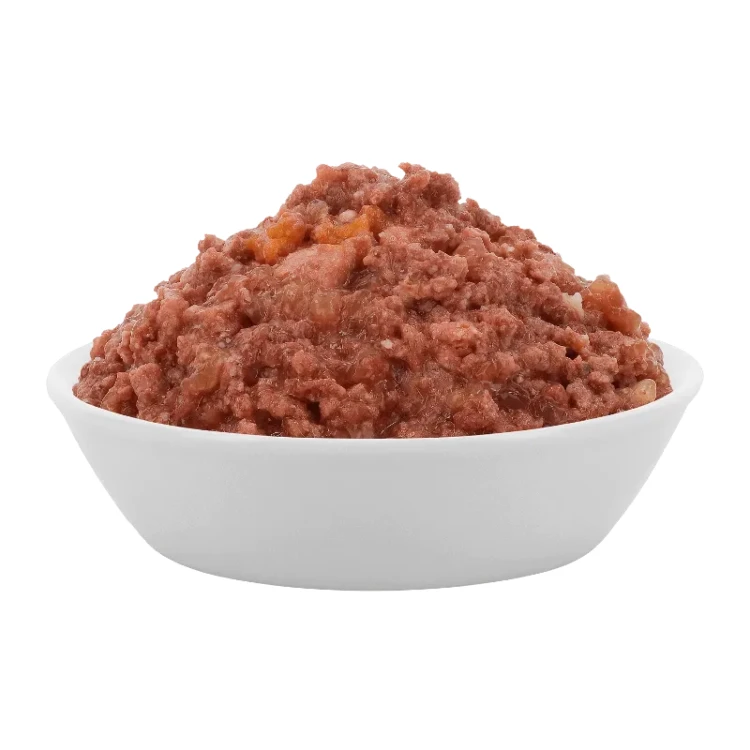 Karma mokra Lucky Lou Adult w misce, widoczne kawałki mięsa i dyni