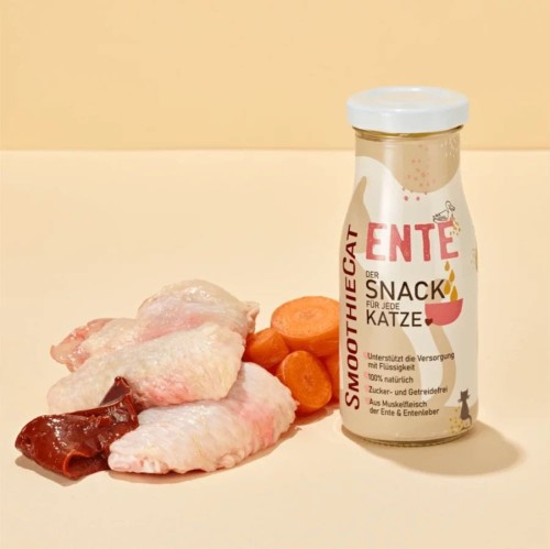 Butelka SmoothieCat Kaczka 150 ml obok składników: mięso z kaczki i marchew