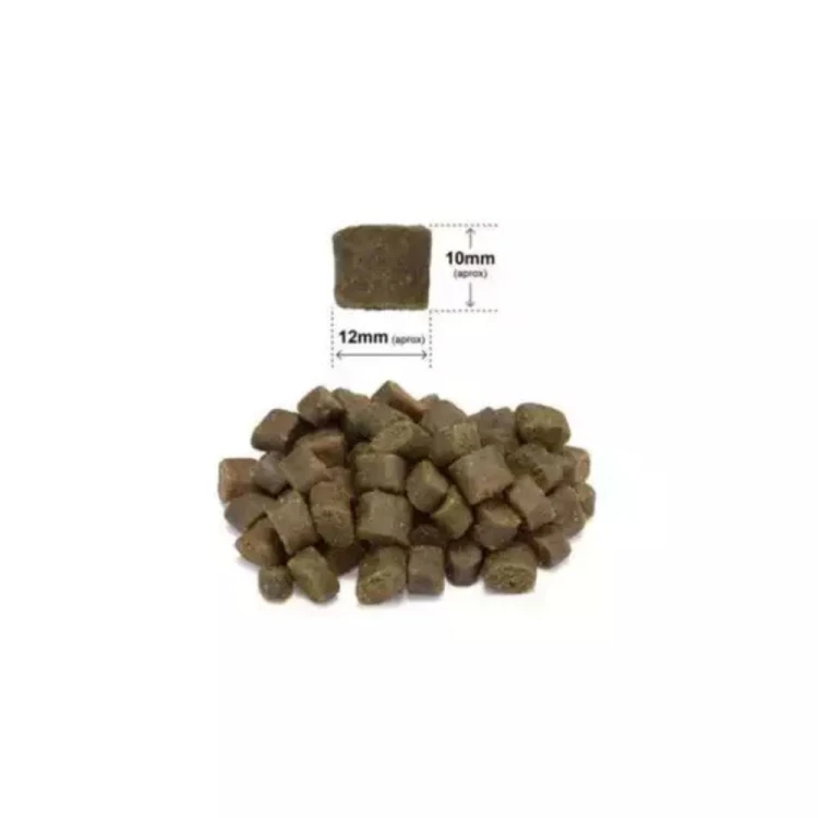Granulki karmy Arquivet Fresh o wymiarach około 12 × 10 mm