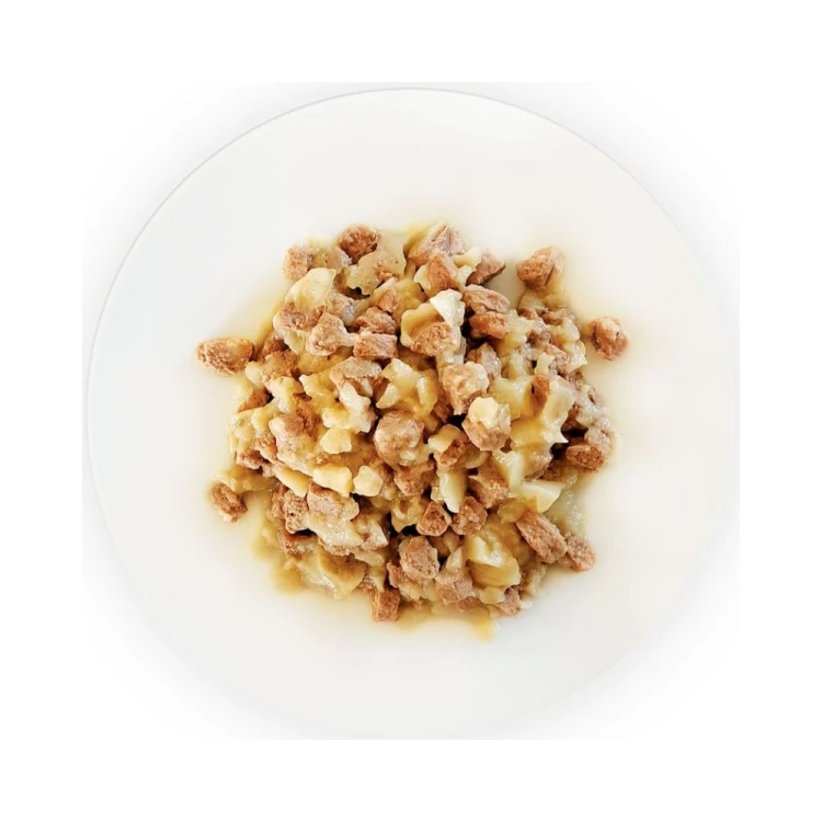 Super Benek World Cuisines karma mokra dla kota kurczak w jajecznej galaretce - zawartość saszetki na talerzu