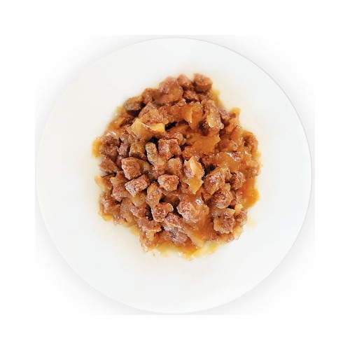 Super Benek World Cuisines karma mokra dla kota z cielęciną – zawartość saszetki na talerzu