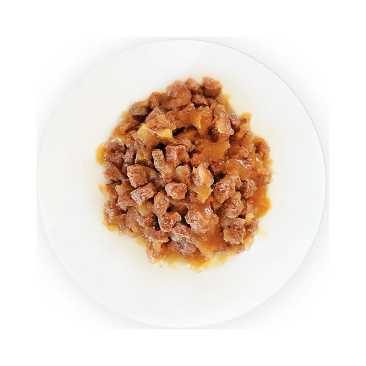 Super Benek World Cuisines karma mokra dla kota z cielęciną – zawartość saszetki na talerzu