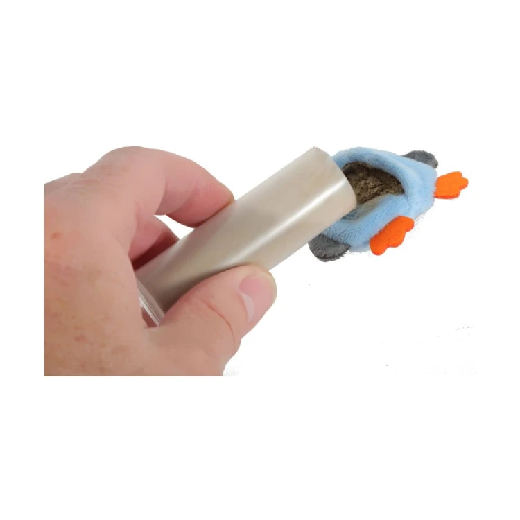 Napełnianie niebieskiej zabawki dla kota pirat kocimiętką z tubki