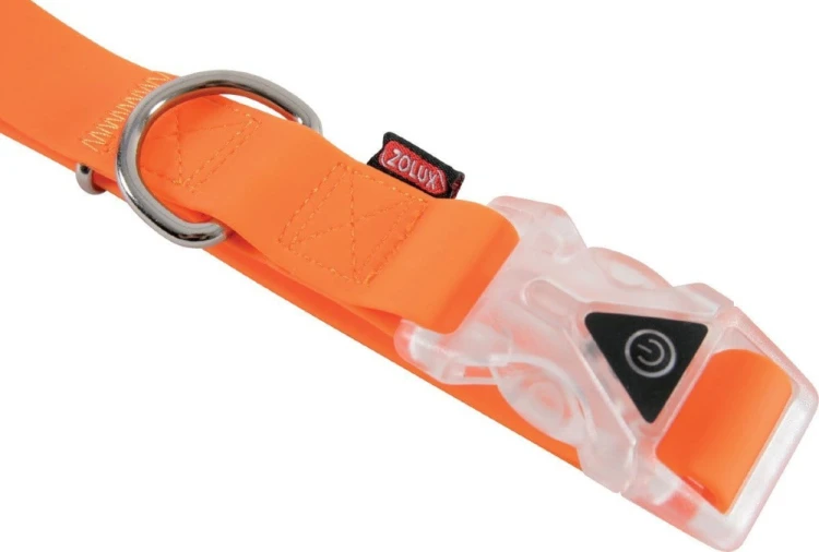ZOLUX obroża dla psa silikonowa LED pomarańczowa - zbliżenie na zapięcie z lampką i metalowe kółko