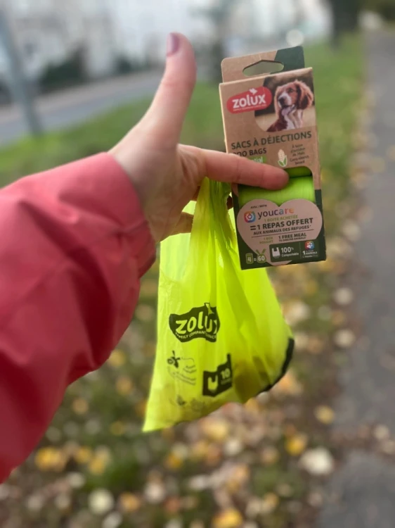ZOLUX ekologiczne worki na odchody dla psa kompostowalne x4 trzymane w dłoni podczas spaceru