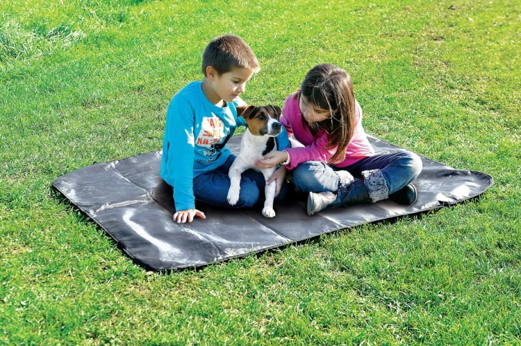 Pokrowiec ZOLUX używany jako mata na trawie