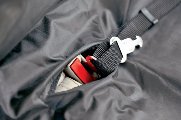 Zbliżenie na otwór w pokrowcu ZOLUX do wpięcia klamry pasa