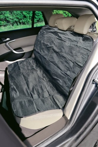 Czarny pokrowiec ZOLUX rozłożony na tylnym siedzeniu samochodu