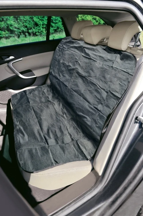 Czarny pokrowiec ZOLUX rozłożony na tylnym siedzeniu samochodu