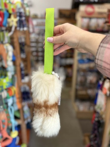 Szarpak dla psa z futrem owczym i taśmą zieloną Psarvard