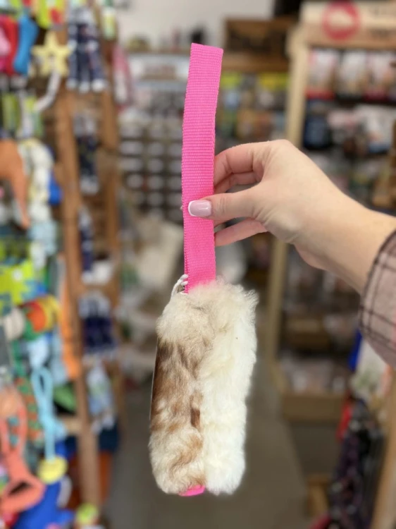 Szarpak dla psa Psarvard Tika z naturalnego futra owczego i różową taśmą