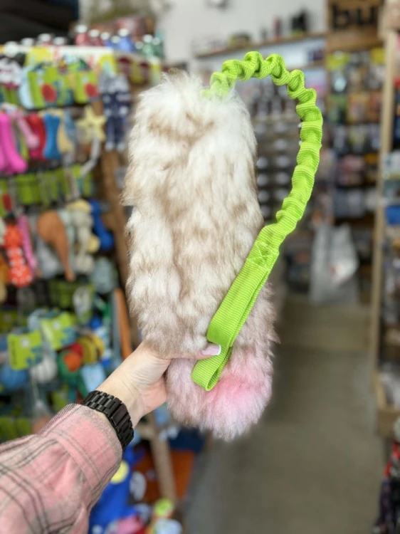 Psarvard szarpak dla psa Tika Amortyzator zielony 55 cm z futrem owczym