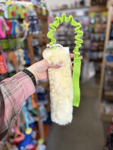 Szarpak dla psa z naturalnej skóry owczej i zielonym amortyzatorem