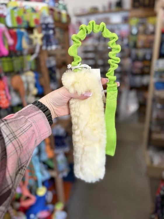 Szarpak dla psa z naturalnej skóry owczej i zielonym amortyzatorem