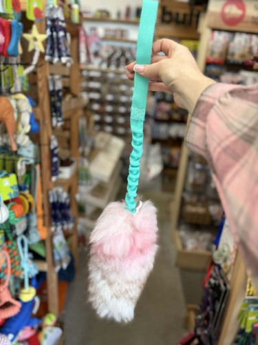 Szarpak dla psa z futra owczego z niebieskim amortyzatorem, długość 55 cm