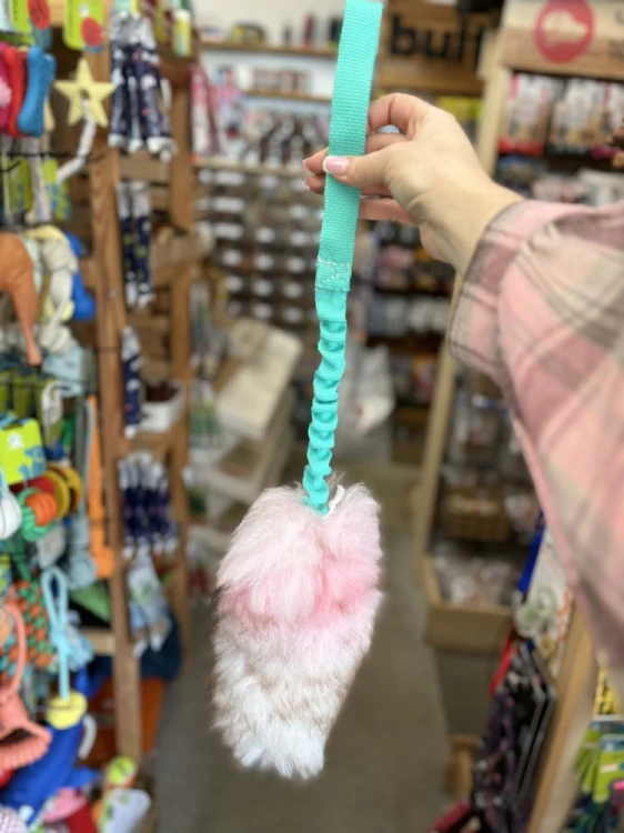 Szarpak dla psa z futra owczego z niebieskim amortyzatorem, długość 55 cm