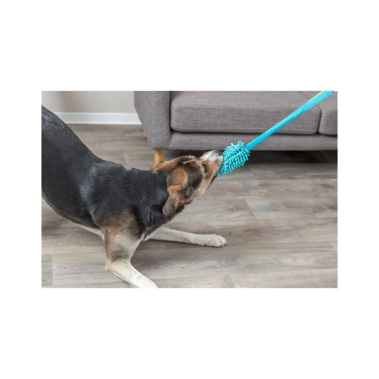 Pies bawiący się zabawką Trixie Bungee Dummy