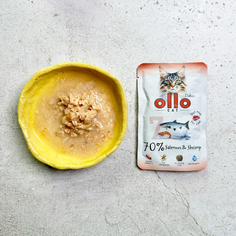 Ollo Cat nr 7 Łosoś i Krewetki obok miski z mokrą karmą
