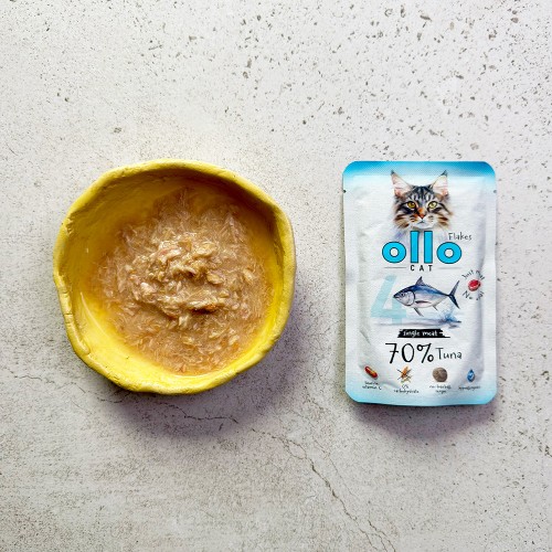 Ollo Cat nr 4 Tuńczyk obok miski z mokrą karmą dla kota