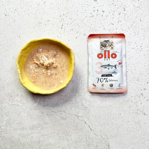 Ollo Cat nr 3 Łosoś obok miski z mokrą karmą