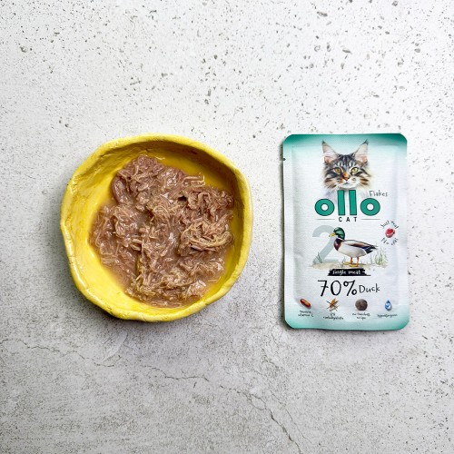 Mokra karma Ollo Cat nr 2 Kaczka w misce obok saszetki 85 g