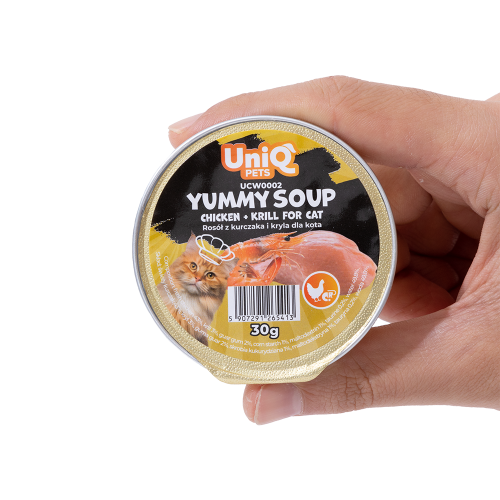 Tacka UNIQ PETS Yummy Soup 30 g trzymana w dłoni