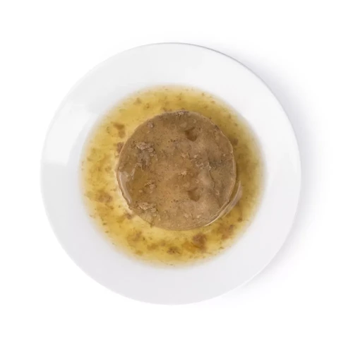 Porcja Comfy Appetit Premium Mousse z indykiem na białym talerzu