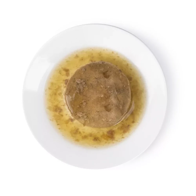 Porcja Comfy Appetit Premium Mousse z indykiem na białym talerzu