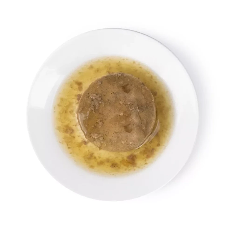 Comfy Appetit Premium Mousse z wołowiną podane na białym talerzu