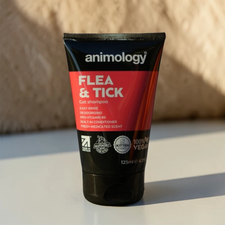 Animology Flea & Tick 125 ml szampon dla kotów stojący na jasnej powierzchni