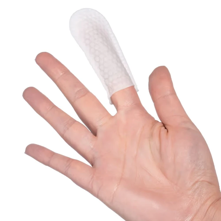 Czyścik Mubo Pet Dental Finger Wipes nałożony na palec