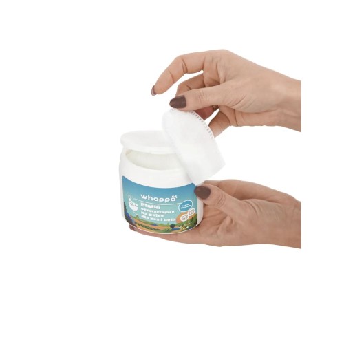 Dłonie wyjmujące chusteczkę Whappa Finger Wipes z otwartego opakowania