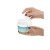Dłonie wyjmujące chusteczkę Whappa Finger Wipes z otwartego opakowania