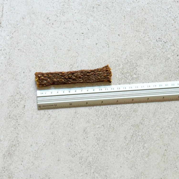 Ollo Air-Dried Rabbit Soft Strips – pojedyncza pałeczka przysmaku z linijką dla zobrazowania długości