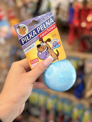 Sum-Plast Piłka Pełna nr 4 – niebieska zapachowa piłka dla psa z etykietą