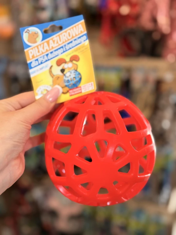 Sum-Plast ażurowa piłka dla psa 14 cm w czerwonym kolorze