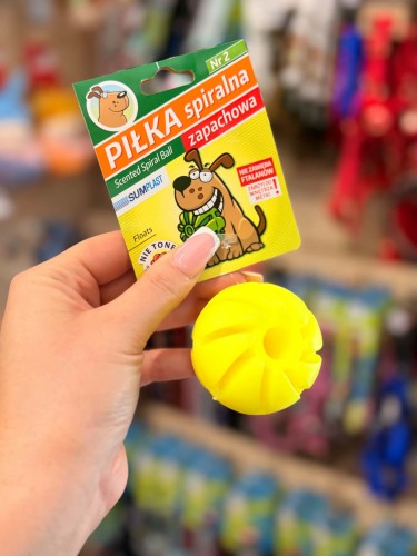 Sum-Plast Piłka Spiralna nr 2 5 cm, przykładowy żółty kolor przy etykiecie produktu