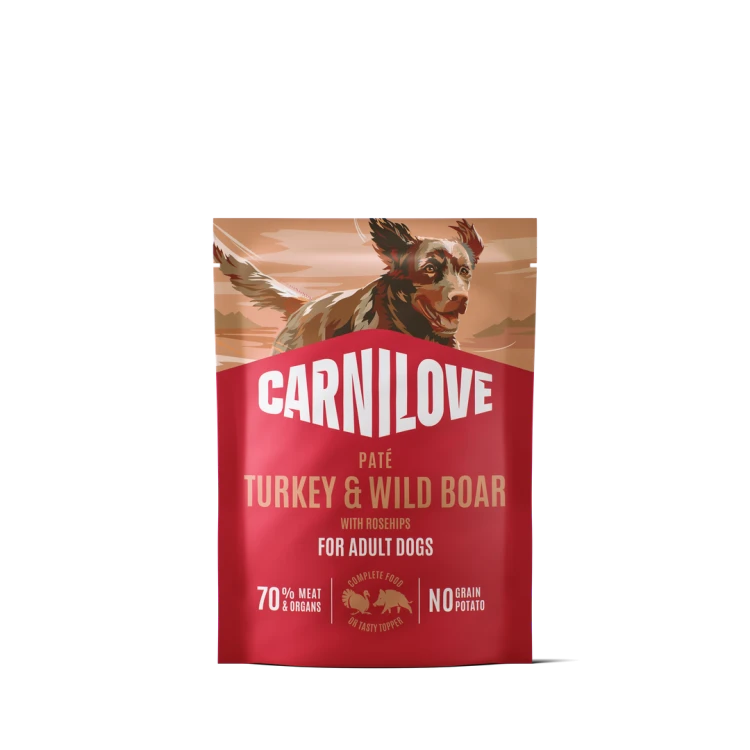 Carnilove Dog Pouch Paté z indykiem i dzikiem – przód czerwonej saszetki z ilustracją psa