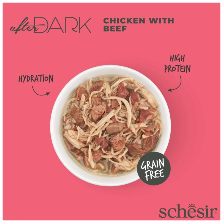 Schesir After Dark Kurczak z Wołowiną – karma mokra w białej misce na różowym tle, grafika Grain Free, High Protein i Hydration